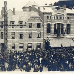 Rassemblement devant la Maison du peuple de Poulseur pour le 1er Mai 1924