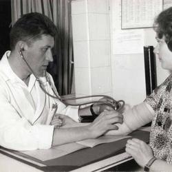 Willy Peers prenant la tension à une patiente lors d'une consultation prénatale à l'Hôpital Saint-Pierre