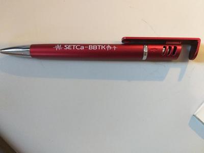 Bic rouge avec comme inscription "SETca-BBTK"