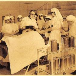 Médecin et infirmières pendant la guerre de 1914-1918
