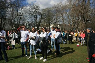 Manifestation d'opposition aux mesures sanitaires du dimanche 28 mars 2021 au parc de la Boverie à Liège - vue sur plusieurs groupes de personnes