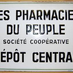 Plaque émaillée "Les Pharmacies du peuple  Société coopérative  Dépôt central"
