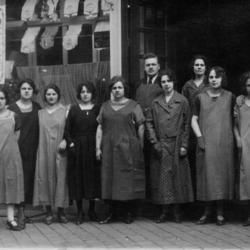 [Groupe de femmes et un homme posant devant l'Union coopérative de Seraing vers 1930]