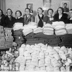 Femmes communistes récoltant des vivres pour l'Espagne
