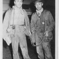 [Gino Ghirardelli et son frère au charbonnage de Wérister à Romsée [lors de la Sainte-Barbe]]